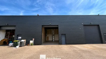 Local d activités à louer à Chassieu avec vitrine showroom et hauteur sous plafond - Offre immobilière - Arthur Loyd