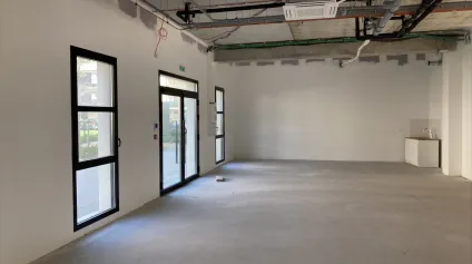 6 locaux lumineux de 100 à 300m2 à vendre ou à louer avec accès PMR à Soissons.<br /> - Offre immobilière - Arthur Loyd