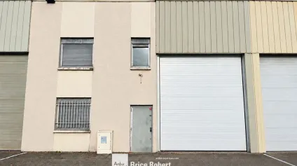 A louer - Local d'activité de 240 m² avec accès direct périphérique et 5 places de stationnement - Villeurbanne - Offre immobilière - Arthur Loyd