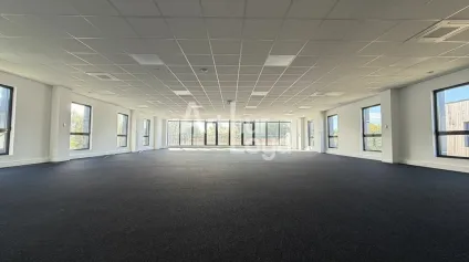 A LOUER : PLATEAU DE BUREAUX DE 274,21 M² -TERRASSE DE 22 M² - 8 PARKINGS AÉERIENS - Offre immobilière - Arthur Loyd