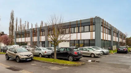 Locaux d'activité au pied du RER D - Structure rénovée, fonctionnelle et moderne - Nombreux parking - Offre immobilière - Arthur Loyd