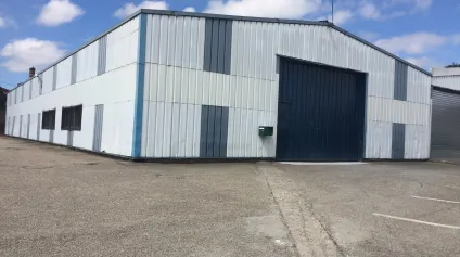 À VENDRE / À LOUER - Local d'activité 1000 m², indépendant sur terrain clos d'environ 2 000 m², un bâtiment fonctionnel et indépendant offrant de beaux volumes d'activité<br /> - Offre immobilière - Arthur Loyd
