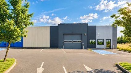 A VENDRE - Au coeur de la zone d'activité, <br />Cellule de 600 m2 en excellente état avec parking en façade<br />Disponible, aucun travaux à prévoir. - Offre immobilière - Arthur Loyd