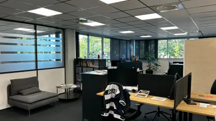 Bureaux rénovés en R+2 avec parking sécurisé à louer à Bordeaux - Offre immobilière - Arthur Loyd