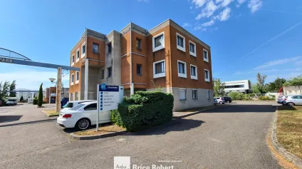 Bureaux à louer à Chassieu dans parc tertiaire avec accès autoroutes - Offre immobilière - Arthur Loyd