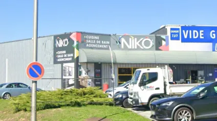 <br />Local commercial Saint Junien 280m² - ZONE COMMERCIALE - Parking et visibilité !<br /> - Offre immobilière - Arthur Loyd