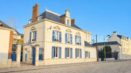 À VENDRE / À LOUER : BATIMENT DE BUREAUX TYPE HAUSMANIEN D'ENVIRON 351 M² - 8 STATIONNEMENTS AÉRIENS - - Offre immobilière - Arthur Loyd