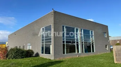 Entrepôt à louer 930 m2 avec showroom lumineux à Hallennes-lez-Haubourdin - Offre immobilière - Arthur Loyd