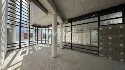 À LOUER : CELLULE BRUTE DE BÉTON DE 177.98 M² - 5 STATIONNEMENTS - NOVAXIS GARE SUD LE MANS - Offre immobilière - Arthur Loyd