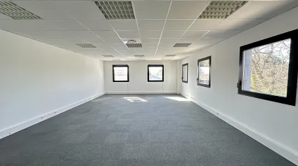 BUREAUX EN ETAGE AU SEIN D'UN ENVIRONNEMENT AGRÉABLE - Offre immobilière - Arthur Loyd