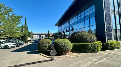 BUREAUX EN BON ÉTAT À LOUER AU CENTRE DU POLE D'ACTIVITÉ - Offre immobilière - Arthur Loyd