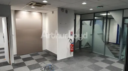 Location local commercial Lys-lez-Lannoy grand linéaire de vitrine 150 m2 - Offre immobilière - Arthur Loyd