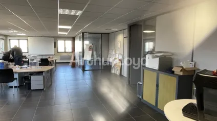 Bureaux à louer à Sars-et-Rosières avec accès immédiat à l’A23 et parking - Offre immobilière - Arthur Loyd