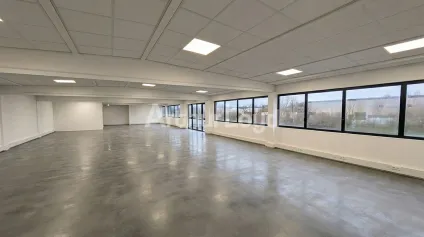 BUREAUX À LOUER - PLATEAU MODULABLE EN R+1 AVEC PARKING - ZI INQUÊTERIE - Offre immobilière - Arthur Loyd
