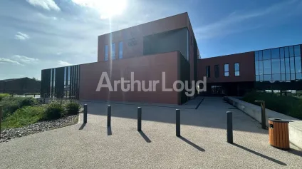 Vente locaux commerciaux à Bergues avec cellules neuves divisibles - Offre immobilière - Arthur Loyd