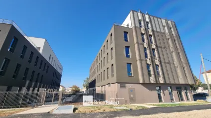Bureaux à vendre ou à louer à Décines-Charpieu jardin paysagé inclus - Offre immobilière - Arthur Loyd