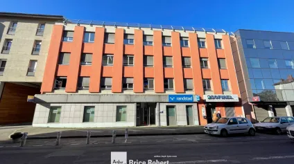 Bureaux à louer à Decines Charpieu avec parking et accès transports - Offre immobilière - Arthur Loyd