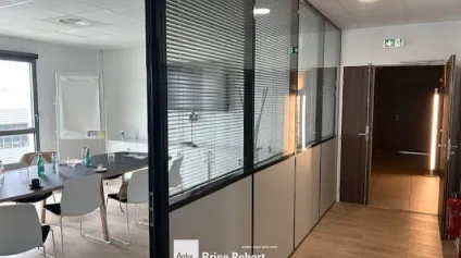 Bureaux à vendre à Chassieu lumineux avec parkings et accès transports - Offre immobilière - Arthur Loyd