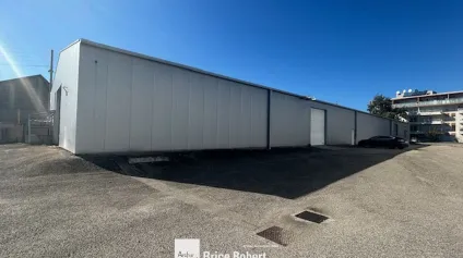 Location local d’activités avec portes sectionnelles à Vénissieux - Offre immobilière - Arthur Loyd