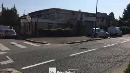Local industriel à louer à Villeurbanne avec bureaux rafraîchis et accès facile - Offre immobilière - Arthur Loyd