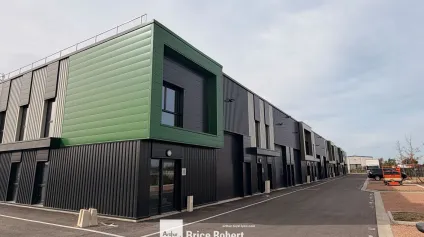 Locaux d'activité à louer ou vendre à Villette-d'Anthon avec parkings - Offre immobilière - Arthur Loyd