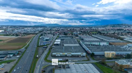 Entrepôt avec accès poids lourds et visibilité autoroute à vendre à Arnas - Offre immobilière - Arthur Loyd