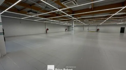 Location local commercial spacieux à Vaulx-en-Velin visibilité exceptionnelle - Offre immobilière - Arthur Loyd