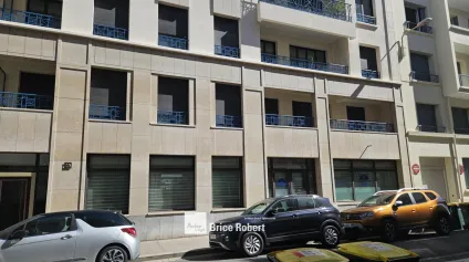 Bureaux à louer en rez de chaussée à Lyon 6 avec grande visibilité - Offre immobilière - Arthur Loyd
