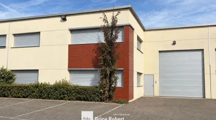 Local d activité à louer a Décines Charpieu dans parc sécurisé et fermé - Offre immobilière - Arthur Loyd