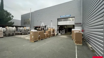 LES PONTS DE CÉ BELLE VISIBILITÉ LOCAL SHOWROOM STOCKAGE 1000 m² A VENDRE - Offre immobilière - Arthur Loyd