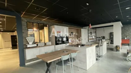 ANGERS SUD VISIBILITÉ SHOWROOM STOCKAGE 475 M² A VENDRE - Offre immobilière - Arthur Loyd