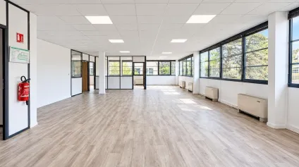 BUREAUX EN ETAGE À LOUER AU SEIN D'UN ENVIRONNEMENT AGRÉABLE<br /> - Offre immobilière - Arthur Loyd