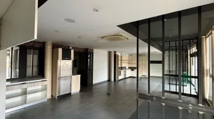 Local commercial 360 m² à vendre à Béziers - Double visibilité, 31,5 ml de façade et stationnement privatif - Offre immobilière - Arthur Loyd