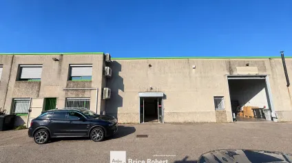 Local d'activité de 630 m2 a louer a Décines avec accès direct axes routiers - Offre immobilière - Arthur Loyd
