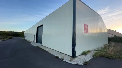 Grand local d'activité indépendant avec terrain à Louer - Offre immobilière - Arthur Loyd