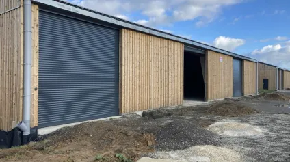 A LOUER - HONFLEUR CELLULE D'ACTIVITE ENVIRON 180 m² - Offre immobilière - Arthur Loyd