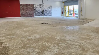 <br />Local commercial Saint Junien 280m² - ZONE COMMERCIALE - Parking et visibilité !<br /> - Offre immobilière - Arthur Loyd