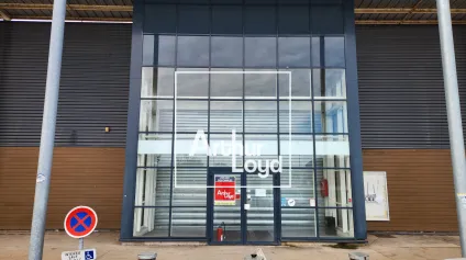 Local commercial de 550 m2 en zone commerciale - Offre immobilière - Arthur Loyd