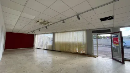 LOCAL COMMERCIAL DE 85 M2 A LOUER A SOISSONS AVEC VITRINE ET PARKING GRATUIT - Offre immobilière - Arthur Loyd