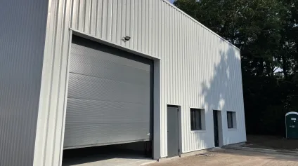 Entrepôt à louer à Vertou bâtiment indépendant récent parking - Offre immobilière - Arthur Loyd