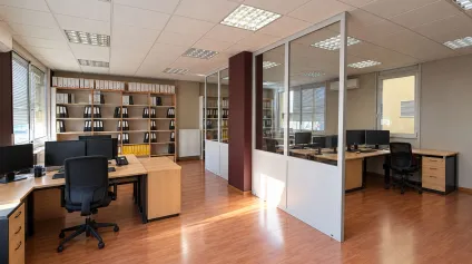 À LOUER - BUREAUX DE 205 M² - CENTRE-VILLE DE FEURS - AVEC COUR FERMÉE - Offre immobilière - Arthur Loyd