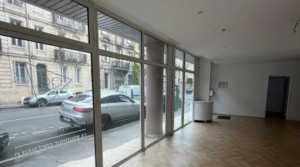 Location local commercial à Bordeaux façade vitrée et rénovation récente - Offre immobilière - Arthur Loyd