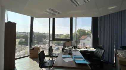 A louer à Béziers - Plateau de bureaux 180 m² refait à neuf en 2026 - 12 bureaux - Axe nord/sud de la ville - Offre immobilière - Arthur Loyd