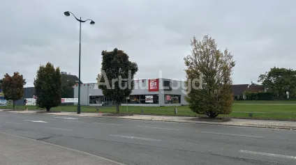 Vente local commercial Noyelles-Godault visibilité axe passant 950 m² - Offre immobilière - Arthur Loyd