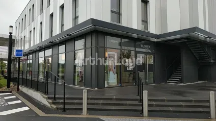 Location local commercial Lesquin 149 m² au sein d'une zone dynamique avec parking - Offre immobilière - Arthur Loyd