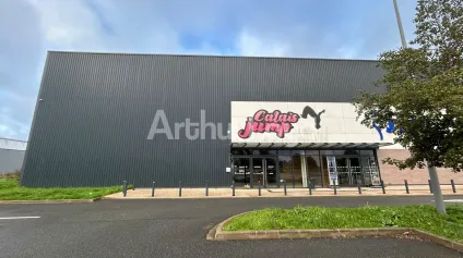 Location local commercial Calais grande surface en zone commerciale dynamique - Offre immobilière - Arthur Loyd