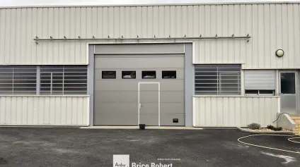 Location local d'activité à Villeurbanne avec porte sectionnelle électrique - Offre immobilière - Arthur Loyd