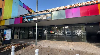 Location local commercial 325 m² à Sainte-Eulalie avec forte visibilité - Offre immobilière - Arthur Loyd