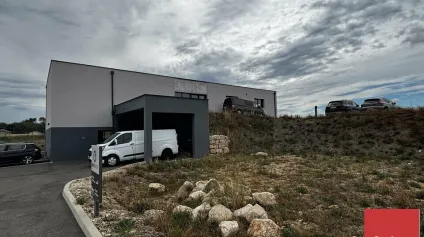 SAINT PAUL TROIS CHÂTEAUX - BÂTIMENT INDÉPENDANT RÉCENT - A LOUER BUREAUX ET ATELIER DE 548 M2 AVEC PLACES DE PARKING - Offre immobilière - Arthur Loyd