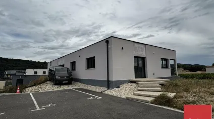 SAINT PAUL TROIS CHÂTEAUX - DANS BÂTIMENT INDÉPENDANT RÉCENT - A LOUER BUREAUX ET ATELIER DE 274 M2 AVEC PLACES DE PARKING - Offre immobilière - Arthur Loyd